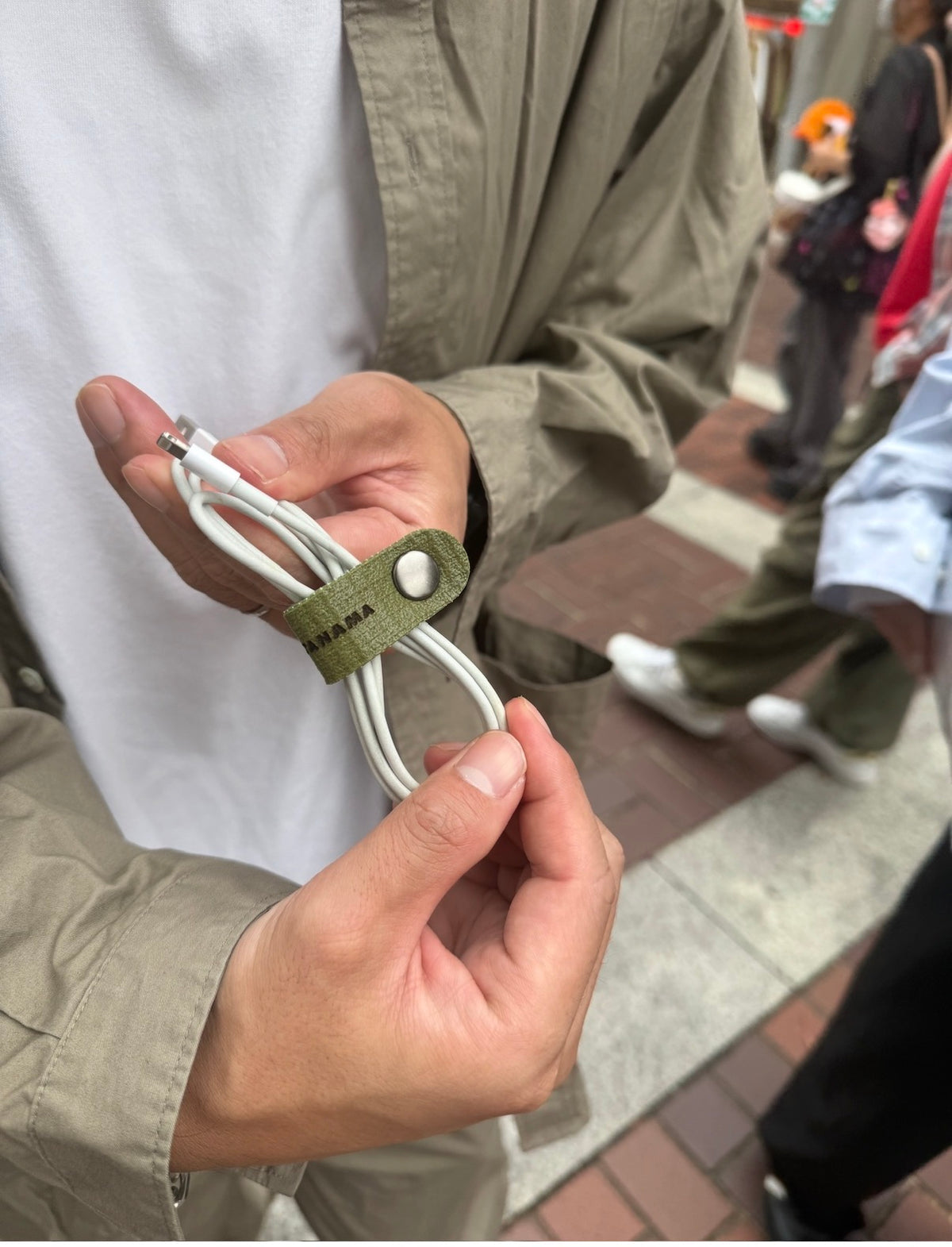 CLIPで充電ケーブルをまとめた使用例
