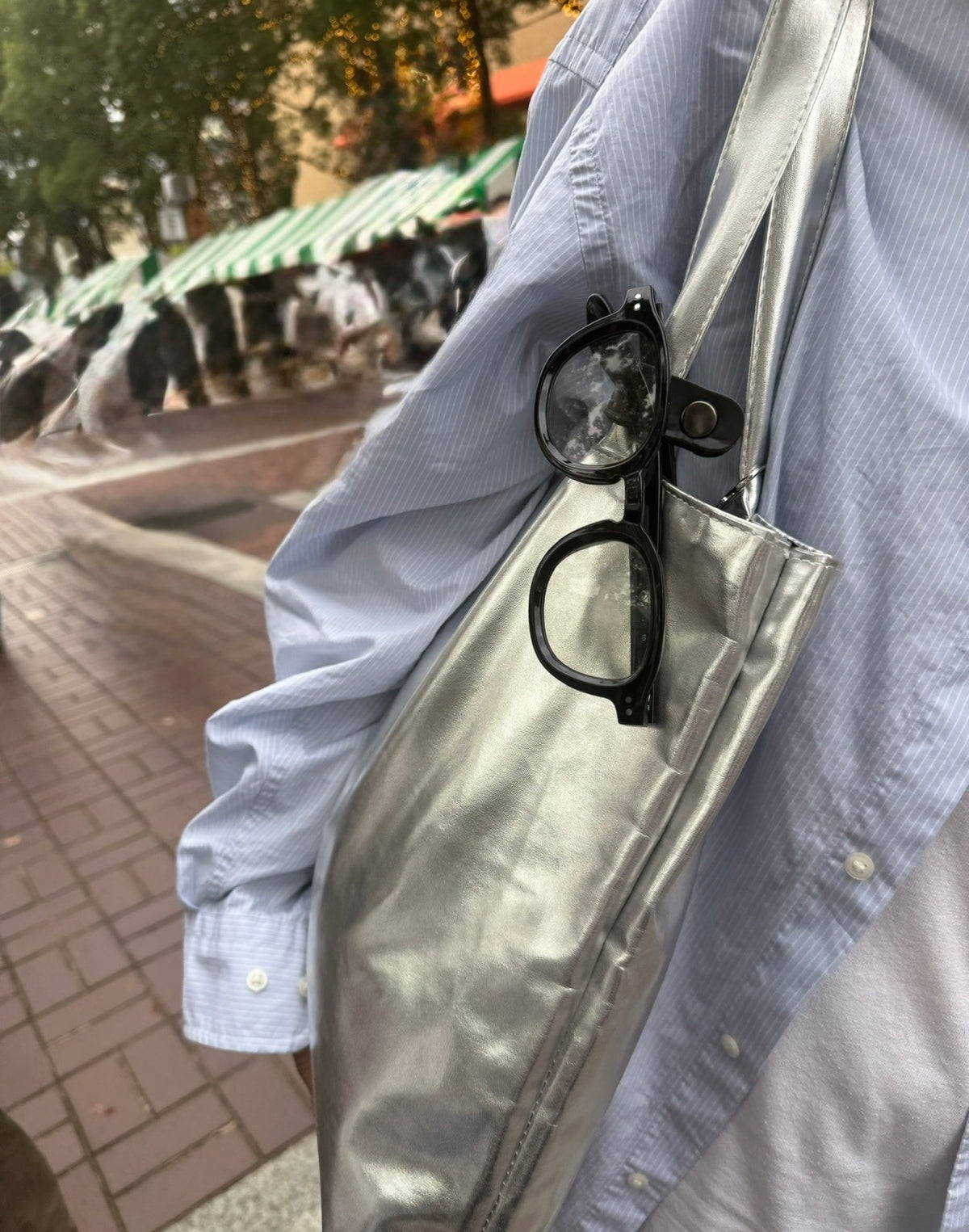 CLIPでバッグにメガネを留めた使用例