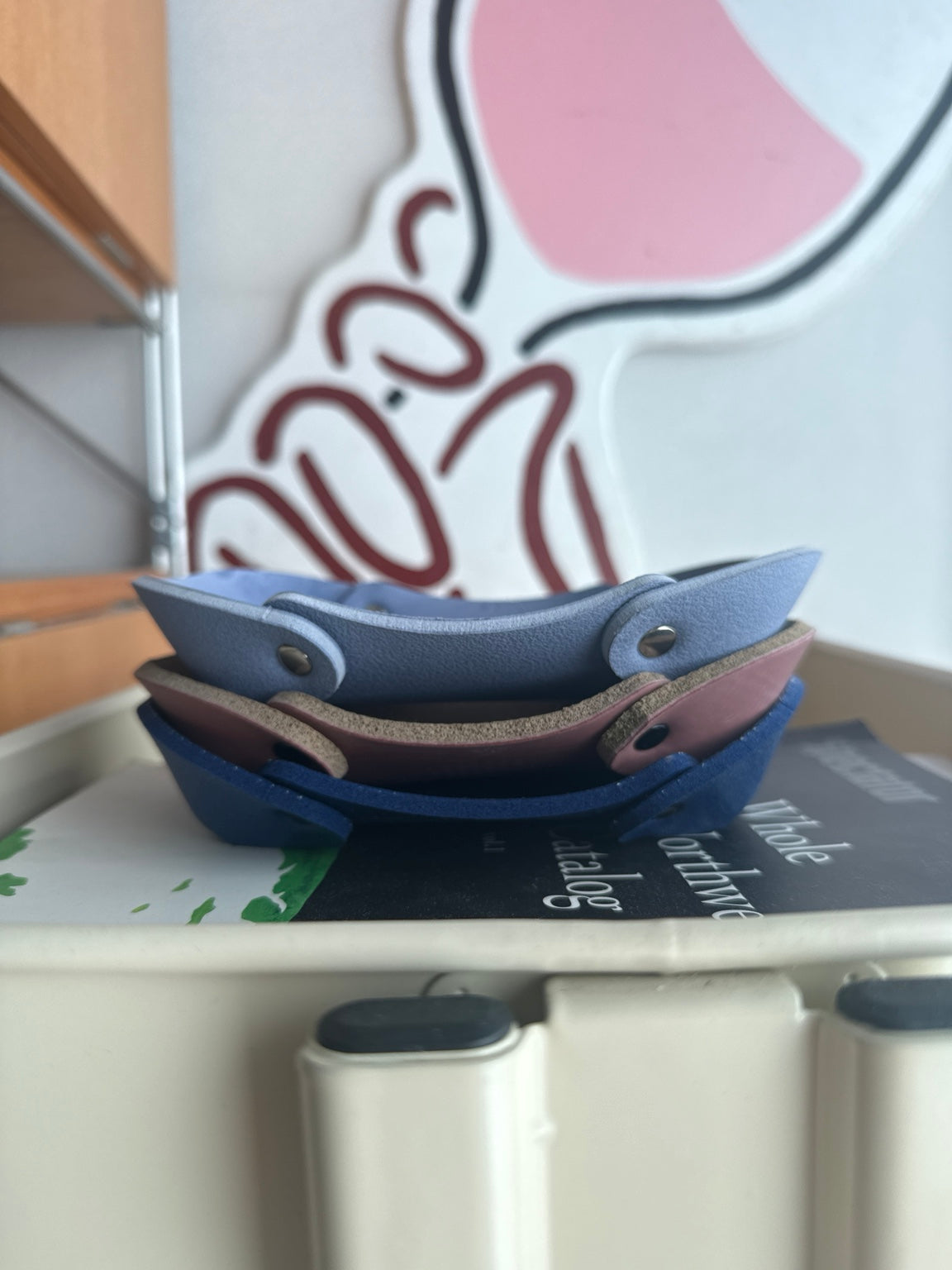 色の異なるトレイを重ねた参考写真